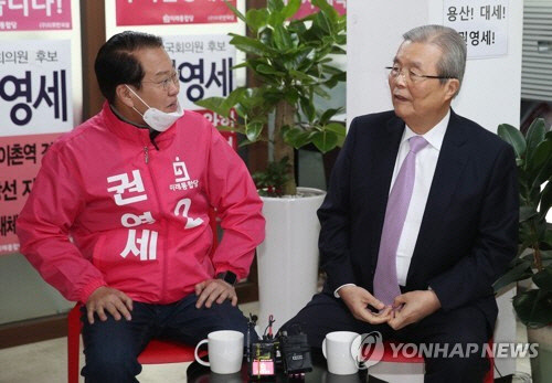 지난해 총선 당시 미래통합당(국민의힘 전신) 김종인 총괄선거대책위원장(오른쪽)이 서울 용산구에 출마한 권영세 후보 선거사무실에서 권 후보와 대화하는 모습. [연합뉴스]